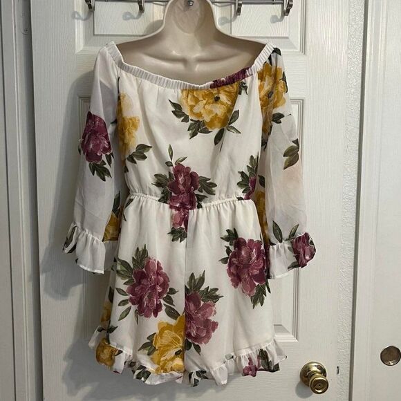 Love Ari Floral Ruffle Off Shoulder Romper Size Medium - Picture 5 of 7